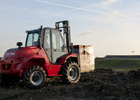 Location chariot tout-terrain Manitou 2.5T à 3T vue de profil en élévation